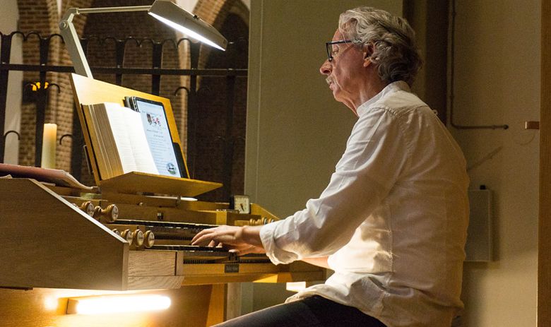 Organist an der Orgel