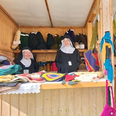 Sr. Ruth und Sr. Lydia in unserem Marktstand