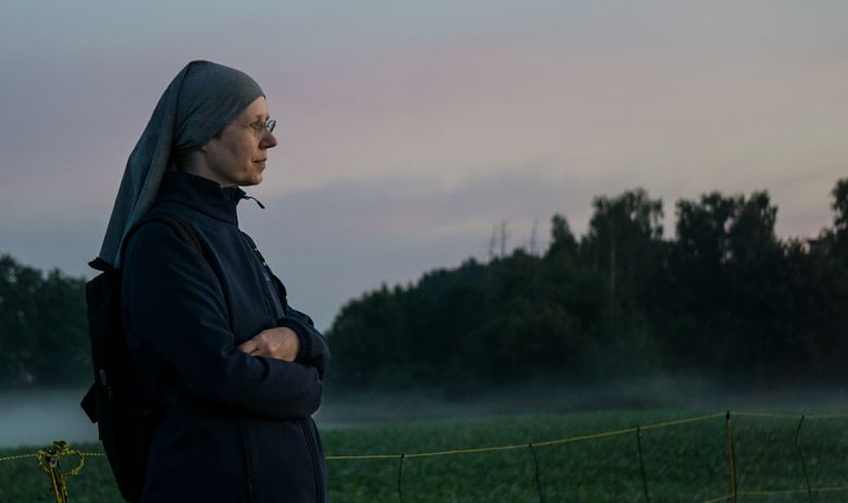 Eine Schwester schaut über Landschaft