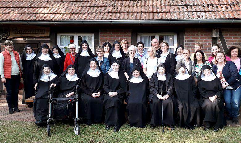 Gruppenbild: Mitarbeitende und Schwestern