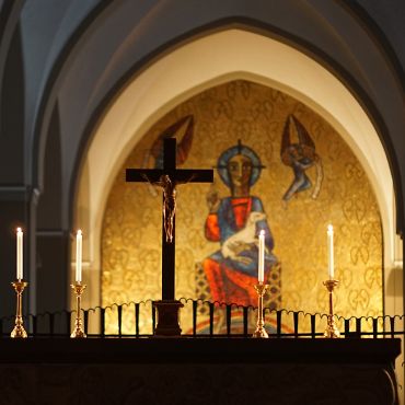 Kreuz und österlicher Christus in der Abteikirche