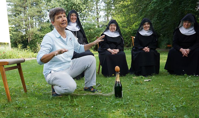 In Garten: Ein Ei auf die Flasche heben