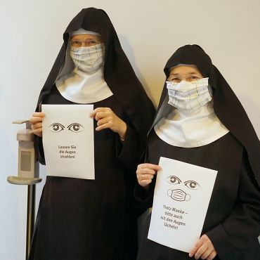 Schwestern mit Masken