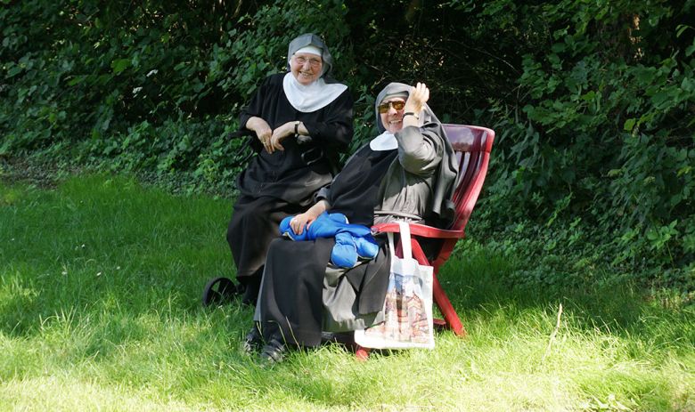 Schwestern im Garten