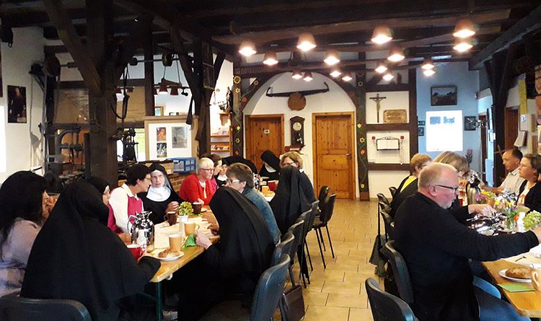 Kaffeetrinken im Heimathaus
