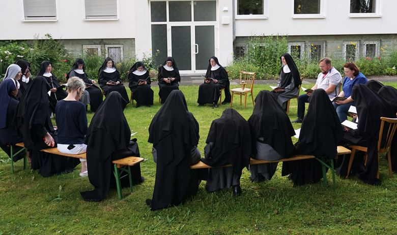 Gebetsgemeinschaft im Garten