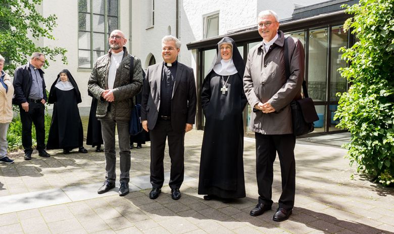 Fototermin vor der Klosterpforte