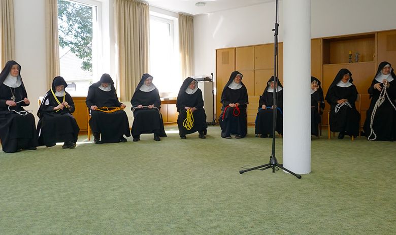 Schwestern sitzen in der Runde