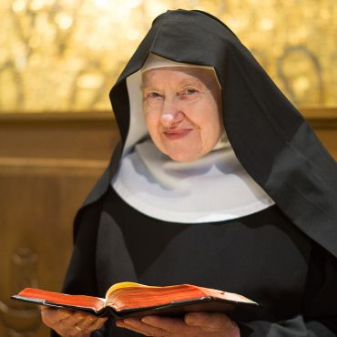 Benediktinerin mit Antiphonale-Buch