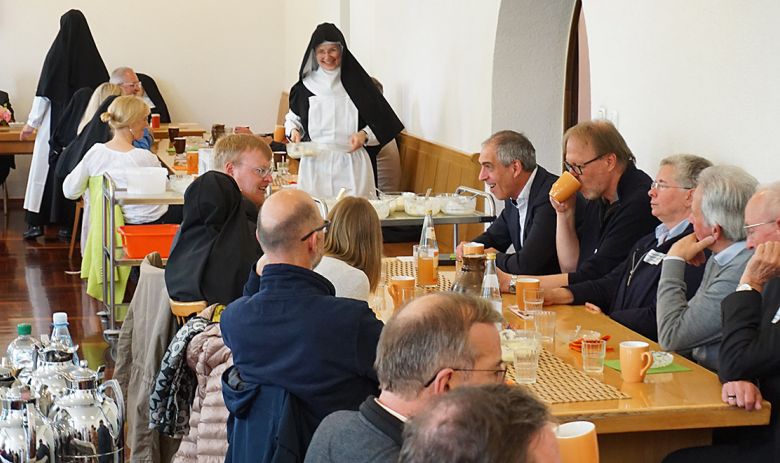 Austausch beim Mittagessen