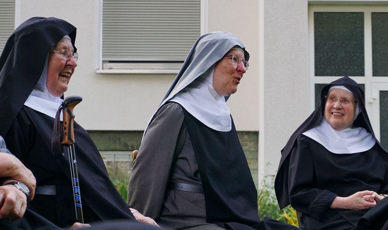 Eine Schwester erzählt anderen das Erlebte