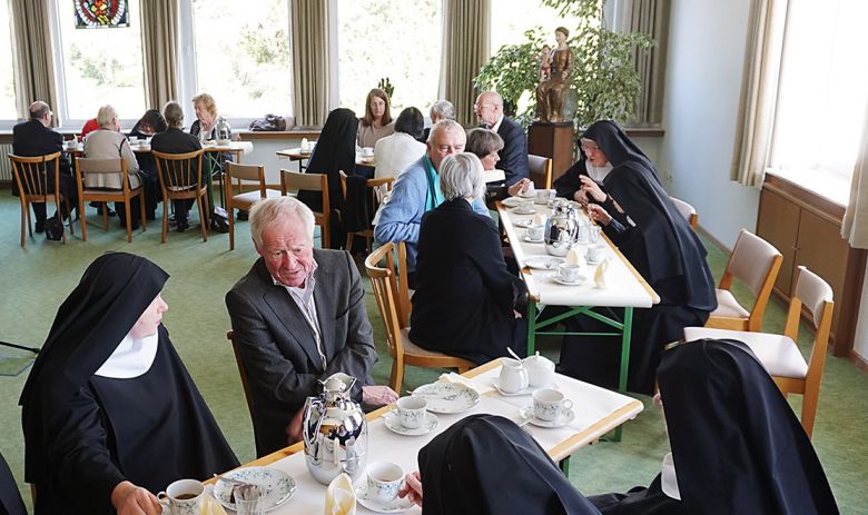 Kaffeetrinken mit den Gästen