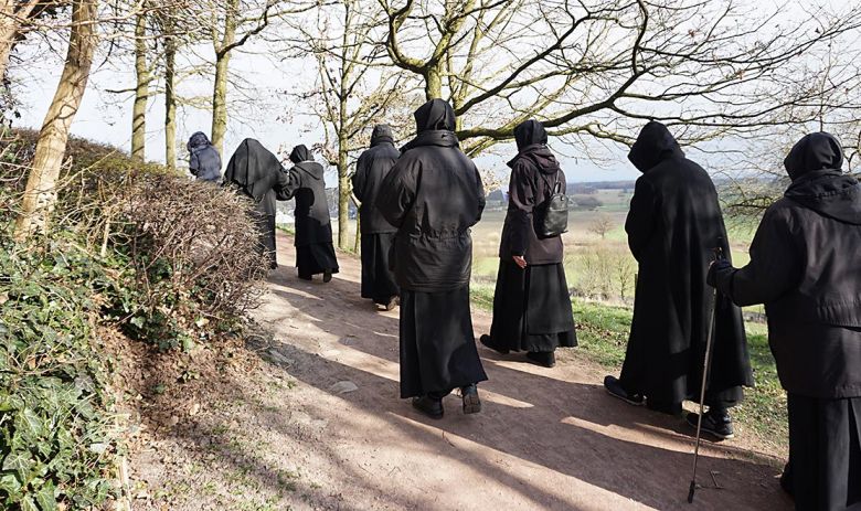 Auf dem Kreuzweg um den Burgberg herum