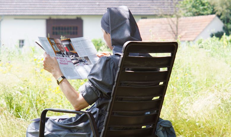 Lesende Schwester im Garten