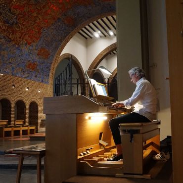 Organist an der Orgel