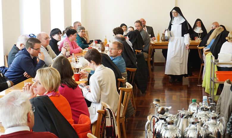 Austausch beim Mittagessen 2