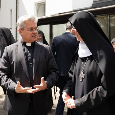 Begrüßung an der Klosterpforte: Erzbischof Bentz und Äbtissin Angela